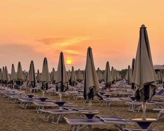 Intimate villa with private garden - Brussa - Beach