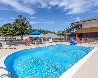 Quality Inn - Aberdeen - Pool