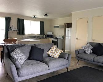 Alexandra Garden Court Motel - Alexandra - Living room