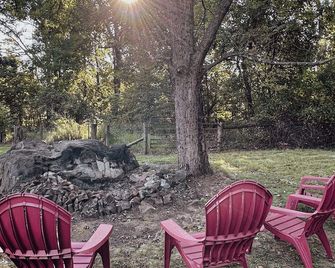 New! Pet Friendly Lake Nockamixon Cottage Hideaway - Quakertown - Binnenhof
