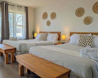 Studio 16 - 2 min du Bord de l'eau & Foyer & Barbecue - Sainte-Anne-de-Beaupré - Chambre