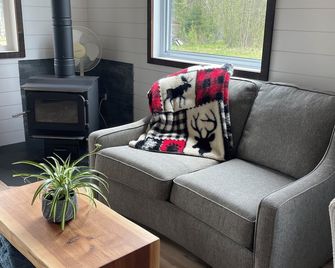 Private Winter Lakefront Cottage - Relax & Unwind - Port Loring - Living room