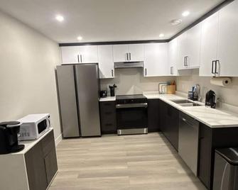 2 Bed 1 Bath pet friendly duplex in amazing location 2 min walk to school/park - Grande Prairie - Kitchen