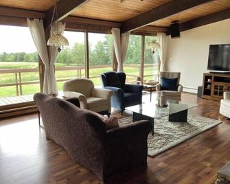 Private, spacious Adirondack Region home with view, perfect for family reunions! - Plattsburgh - Living room