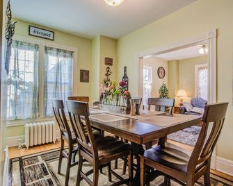 5 بد داون تاون فيكتوريان تشارمهوت توب، فايربيت - كولورادو سبرينغز - غرفة طعام