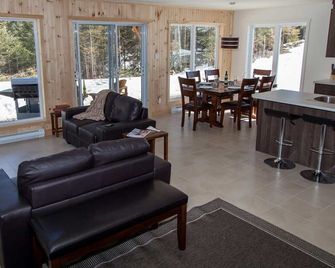 Esker Nature Two Bedrooms & Mezzanine Lake View Access To Spa, Sauna & Yurt - Saint-Paul-de-Montminy - Living room