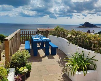 TY BRYN, family friendly, character holiday cottage in Marazion - Marazion - Balcony