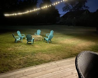 Country Home on the Colorado River; Round Top, MS 150, tubing, canoeing, fishing - La Grange - Patio