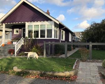 Dog friendly space in West Seattle for up to 4 people. - Seattle