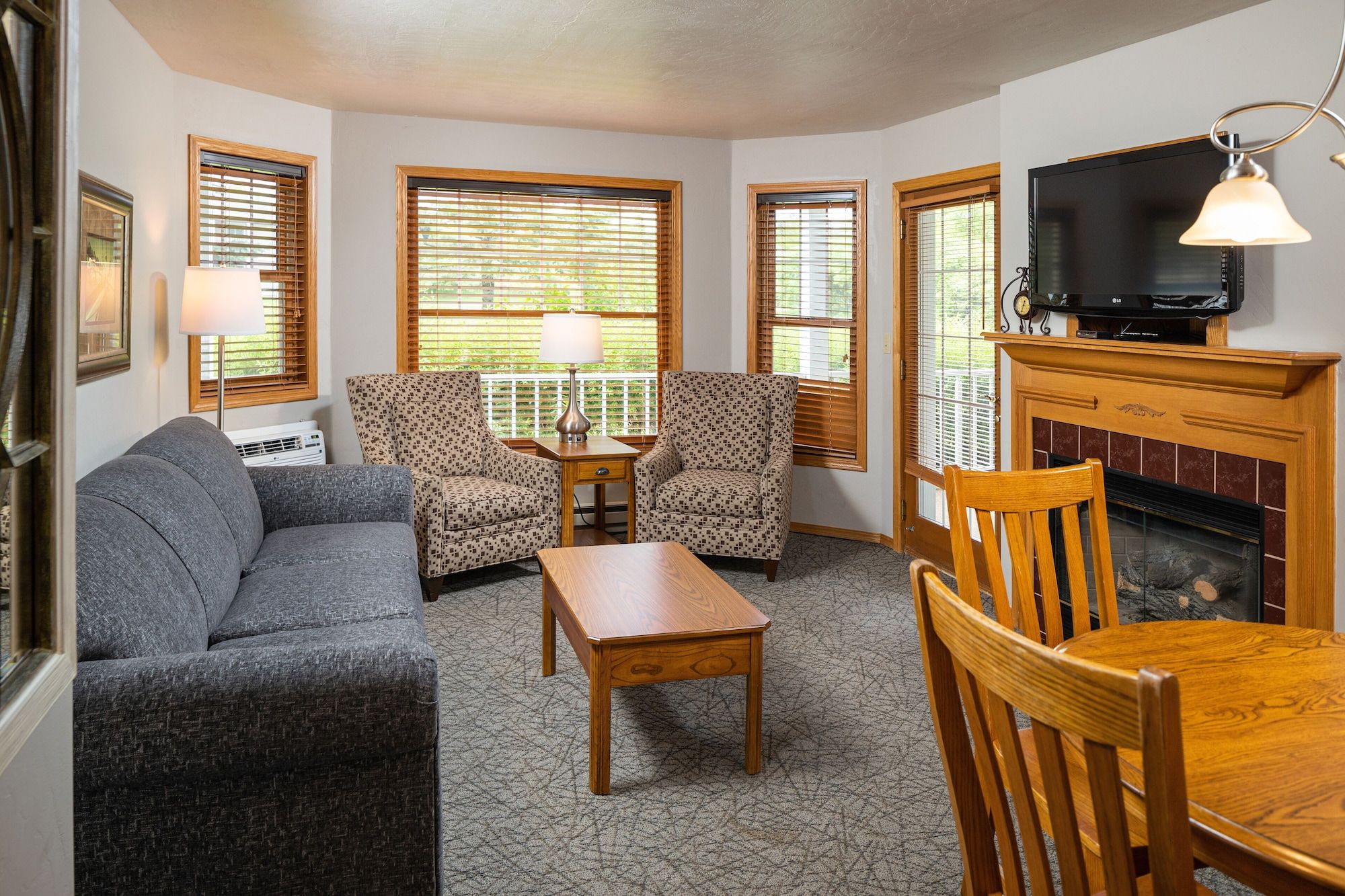 Newport Resort - Egg Harbor - Living room