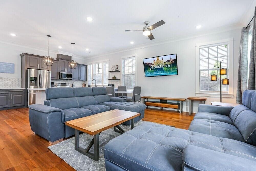 Hosteeva Chic Urban Retreat w Pool Steps to St Charles Ave and Near Bourbon St - New Orleans - Living room