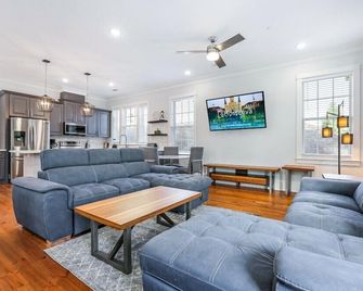 Hosteeva Chic Urban Retreat w Pool Steps to St Charles Ave and Near Bourbon St - Nueva Orleans - Sala de estar