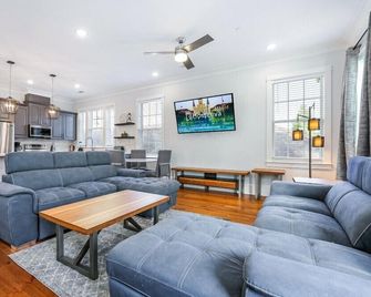 Hosteeva Chic Urban Retreat w Pool Steps to St Charles Ave and Near Bourbon St - New Orleans - Living room