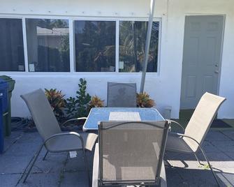 Spacious Apartment and HOT TUB in the heart of WIlton Manors - Wilton Manors - Patio