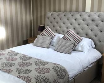 The Dog and Partridge Country Inn - Ashbourne - Bedroom