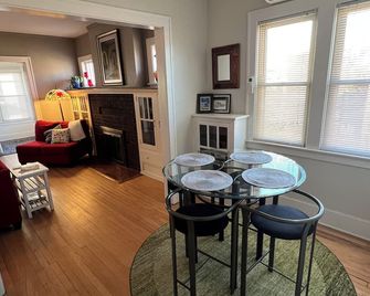 Bright, charming 2 bedroomdrm apartment. in downtown home in Kalamazoo - Kalamazoo - Dining room