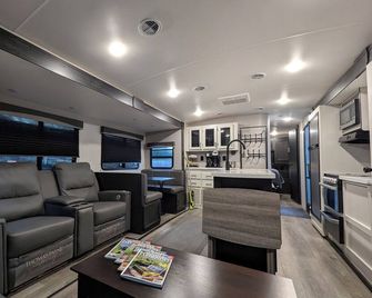 RV Retreat on Green Thumb urban farm - Puyallup - Soggiorno