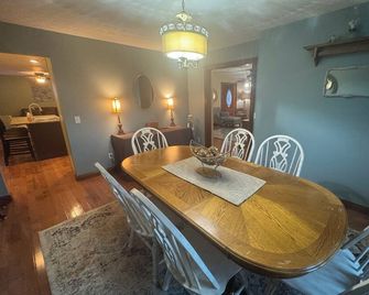 Family friendly 12 bed, Serene small town Louisa. Cozy with wifi, AC & farm life - Louisa - Comedor