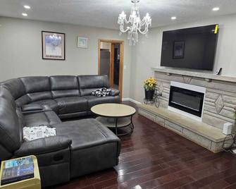 Charming Family-Friendly Retreat - Anderson - Wohnzimmer