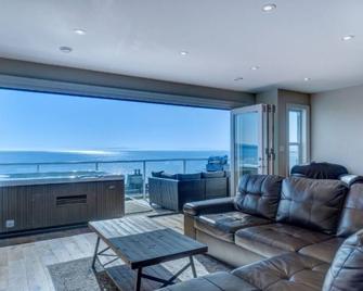 Steps from East beach White Rock with hot tub!!! - White Rock - Living room