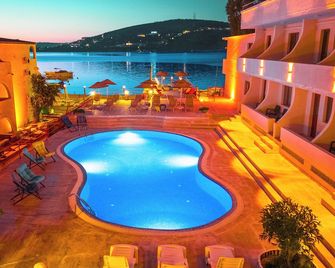 Oscar Seaside Hotel & Spa - Meşelik - Piscina