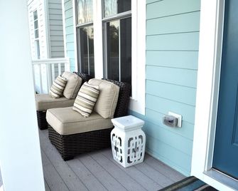 Cozy, bright and spacious new villa in The Peninsula- 5 star gated community - Long Neck - Balcony