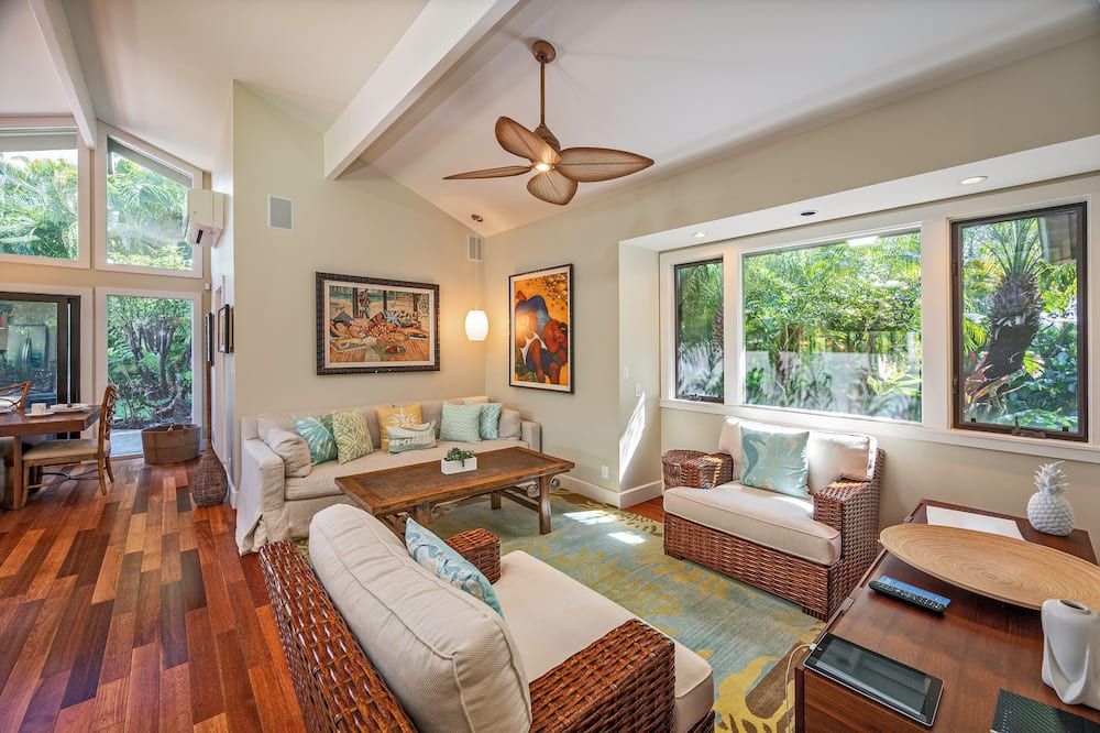 Waialae Golf Estates Tranquil Home w/Private Pool-Exclusive Golf Course View - Honolulu - Living room