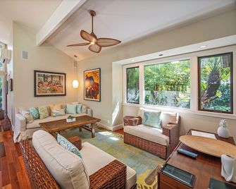 Waialae Golf Estates Tranquil Home w/Private Pool-Exclusive Golf Course View - Honolulu - Living room