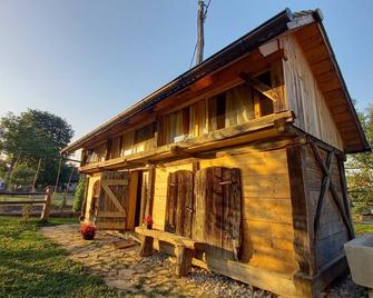 Where it once was a place for pigs, now you can enjoy in peace and comfort. - Adlesici - Edificio