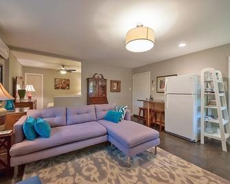 The Cozy Owl Cottage - So Close to So Much - Dallas - Living room