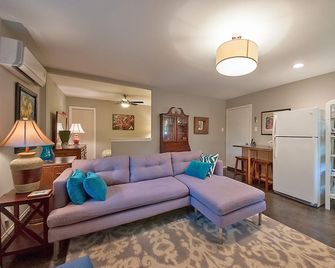 The Cozy Owl Cottage - So Close to So Much - Dallas - Vardagsrum