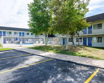 Motel 6 Laramie - Laramie - Building