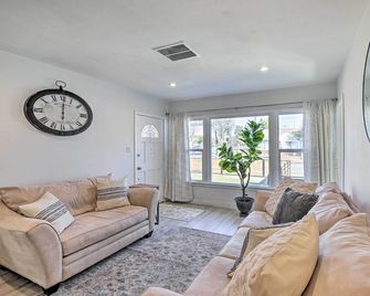 Norwalk Retreat with Pool about 11 Mi to Disneyland Park - Norwalk - Living room