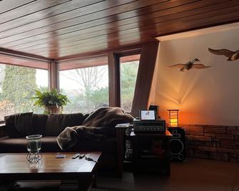 Clarance Gonstead Guest Cottage, Prairie Style, Stone & Tide Water Cypress - Mount Horeb - Living room