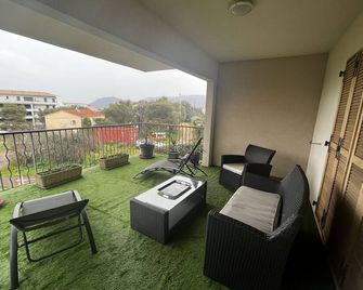 Trés Bel appartement de 105 M2 et 45 M2 de terrasse à 100 m du port - Porto-Vecchio - Balcony