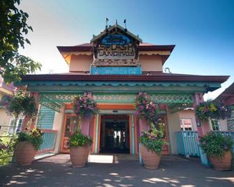 Splash Landings Hotel - Uttoxeter - Building