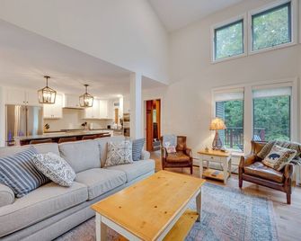 Ski-in Condo with Hot Tub on Burke Mtn Slopes! - East Burke - Olohuone