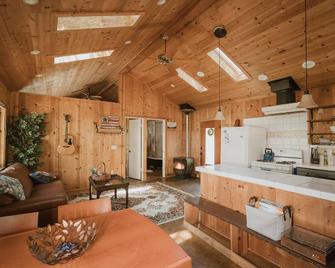 Cottage charm in the Santa Lucia Mountains - Big Sur - Living room