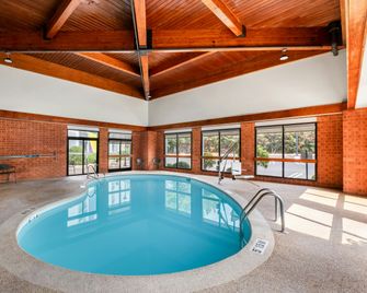 Spark by Hilton Staunton - Staunton - Piscina