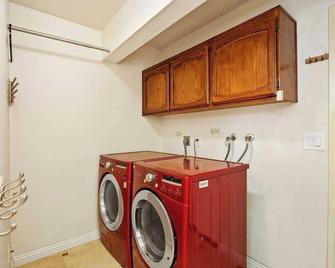 Cozy 5BR Home in North San Diego with Easy Commute to Sorrento Valley Tech Hubs - San Diego - Laundry facility