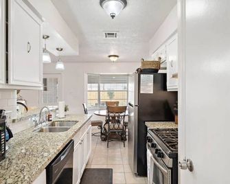 Covered Back Patio Covered Parking Game Room Wifi Smart Tv's Every Room Washer & Dryer - Pasadena - Cocina