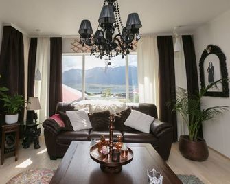 Blómasetrið Homestay - Borgarnes - Living room