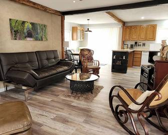Walnut Springs - New Market - Living room