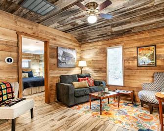 Beary Relaxing Cabin - Rustic with Outdoor Patio - Townsend - Living room