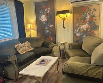 Super Clean Home, Hot Tub & Walk To Downtown Low Fees A+ Reviews - Cottage Grove - Huiskamer