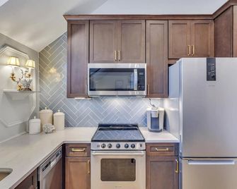 River's Edge by Lucky Savannah - Savannah - Keittiö