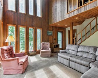 Waupaca Lakefront Home w/ Pool Table & Dock! - Waupaca - Living room