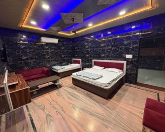 Cr Resort And Hotel - Bhiwāni - Bedroom