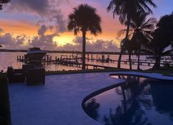 'blue Mind' - A Waterfront Homes Guest House With Deep Water Dockage - Palm City - Piscina