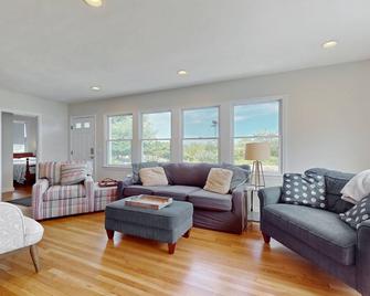 Oceanview Buzzards Bay getaway w/ wraparound deck - steps to the Beach - Buzzards Bay - Living room